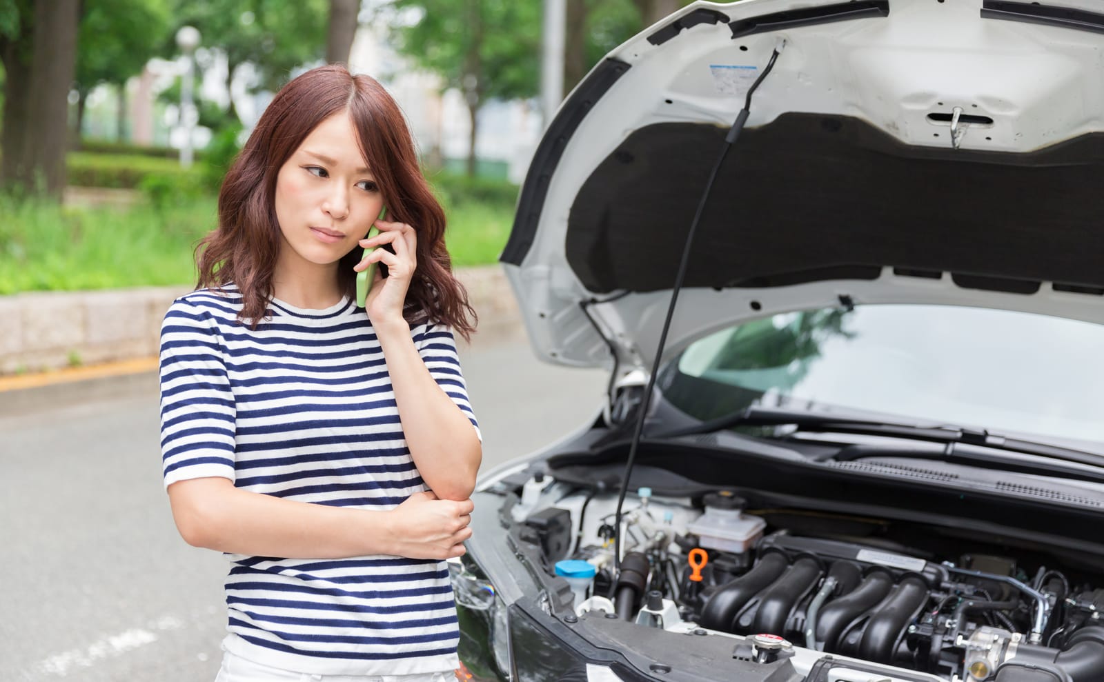 車の修理で悩む女性